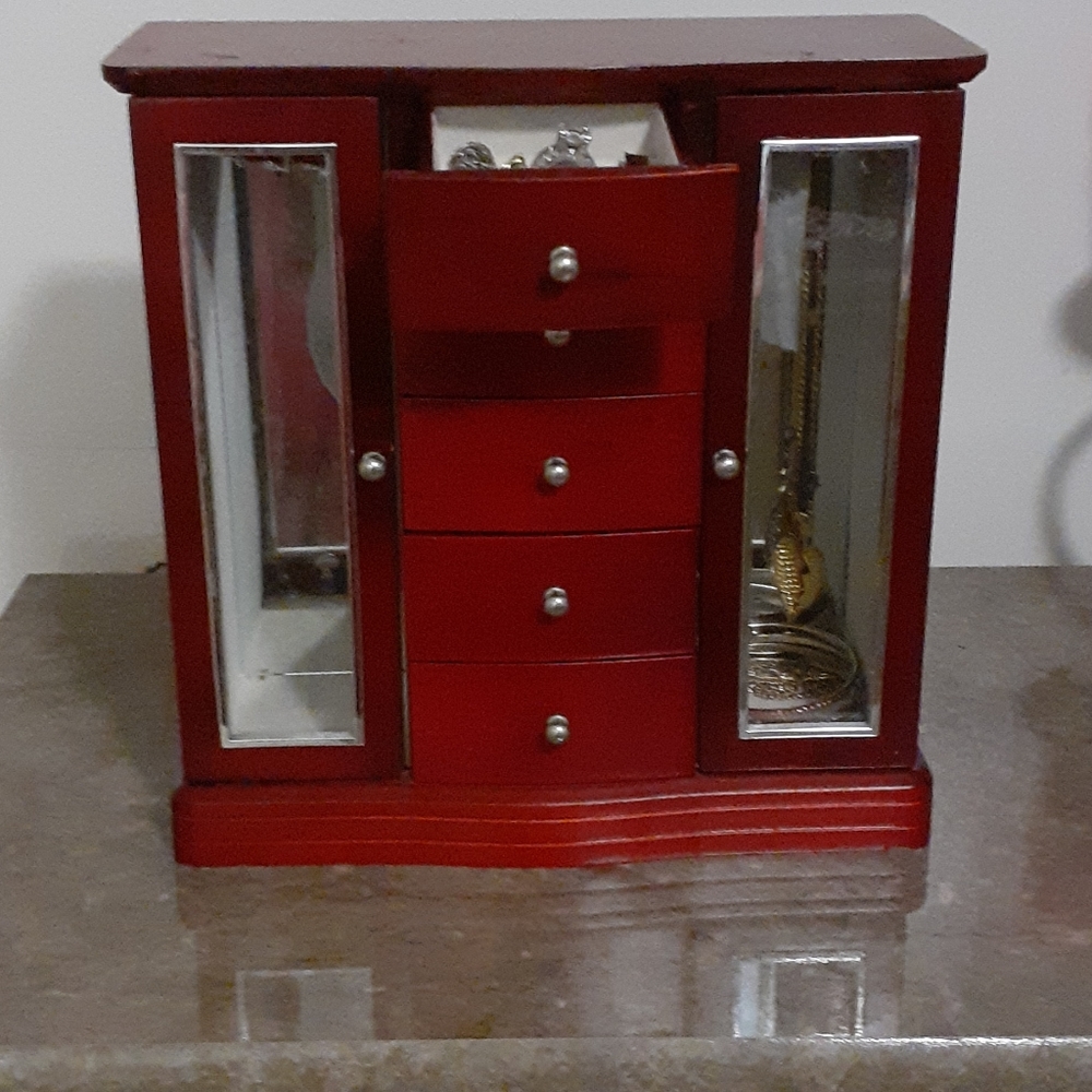 Jewelry box